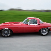 Jaguar e-typ : Oldtimer, Jaguar, etyp, e-typ, Sportwagen, Bewegung, in Fahrt, verwischt, Wiese, rot, grün, Geschwingigkeit, schnell, roadster, Hardtop, Auto, KFZ, Autos, Fahrzeug, Traumauto, fahren, autofahren, Natur, Ausflug, Ausfahrt, Liebhaberfahrzeug, Topzustand, gepflegt