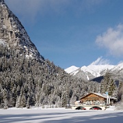 Pflegersee  Winterlandschaft am Pfegersee ; Garmisch Partenkirchen : Garmisch Partenkirchen, Alpen, Winter, Bayern, Berge, Winterlandschaft, Pflegersee, Kramerplateauweg, Gaststätte am Pflegersee, Se, Schne, Winter, weiss, blauer Himmel, Ammergebirge