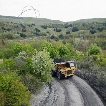 Caterpillar mit Schutt auf der Halde Hoheward mit Horizontalobservatorium