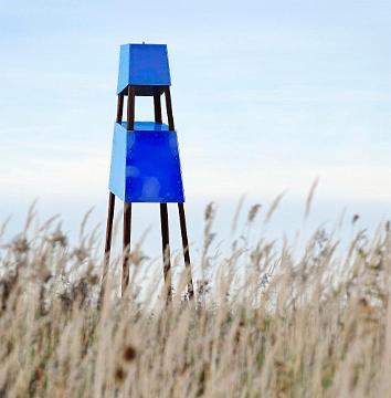 Korridorpark mit blauen Leuchttürmen auf der  Halde Großers Holz