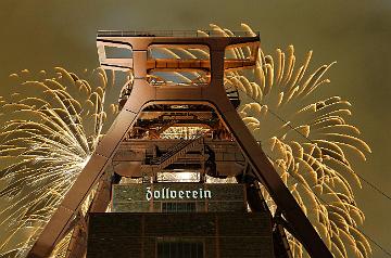 Höhnenfeuerwerk mit Förderturm von Zeche Zollverein bei der Eröffnung von Ruhr2010 , Kulturhauptstadt Essen und das Ruhrgebiet