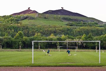 Abraumhalde vom Bergwerk Hugo/Ewald / Rungenberghalde mit Scheinwerfer, Pyramide mit Fußballplatz im Vordergrund